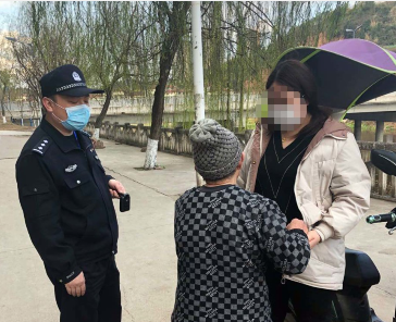 老人口罩孙女_老人戴口罩图片